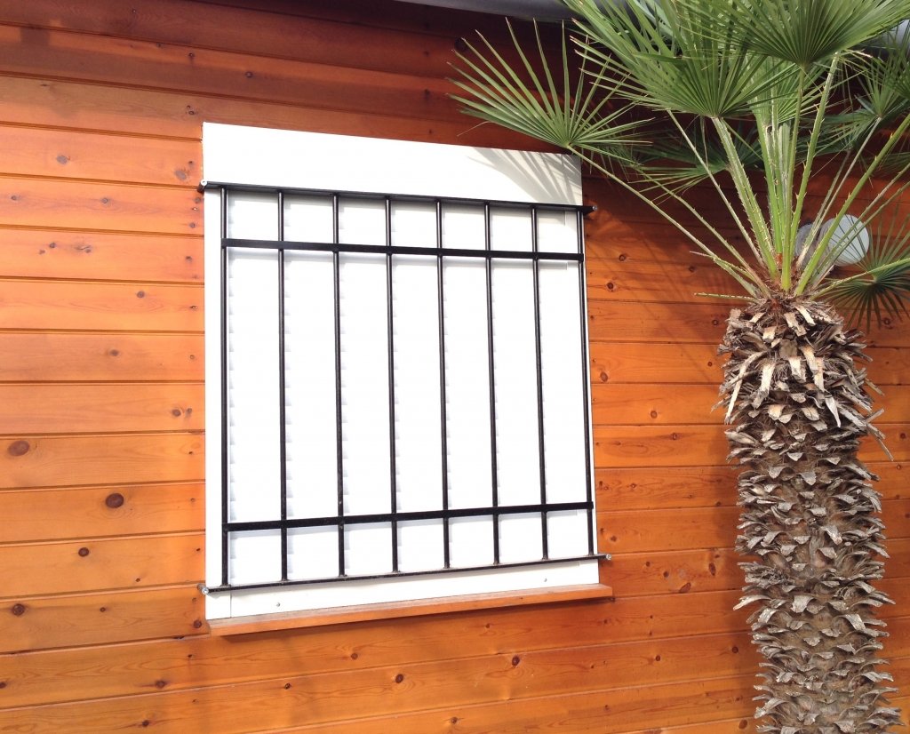 Sistema de pergolas madera con toldo retráctil instalado en terraza urbana para regular la luz solar