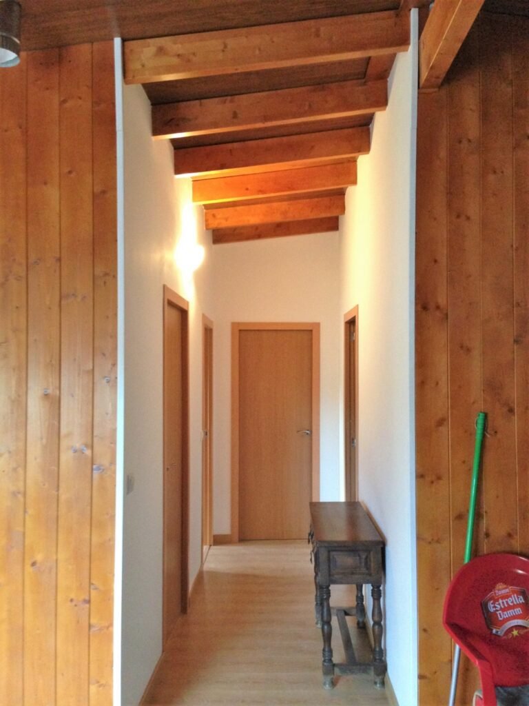 Montaje de pergolas madera junto a barbacoa exterior para zona de reunión familiar protegida