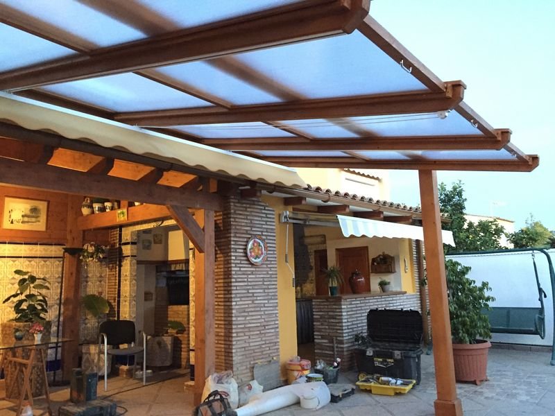 Instalación de pergola de madera en terraza con mobiliario exterior