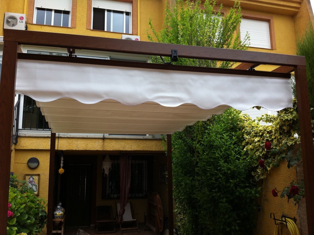 Estructuras exteriores de madera integradas en jardín con césped artificial